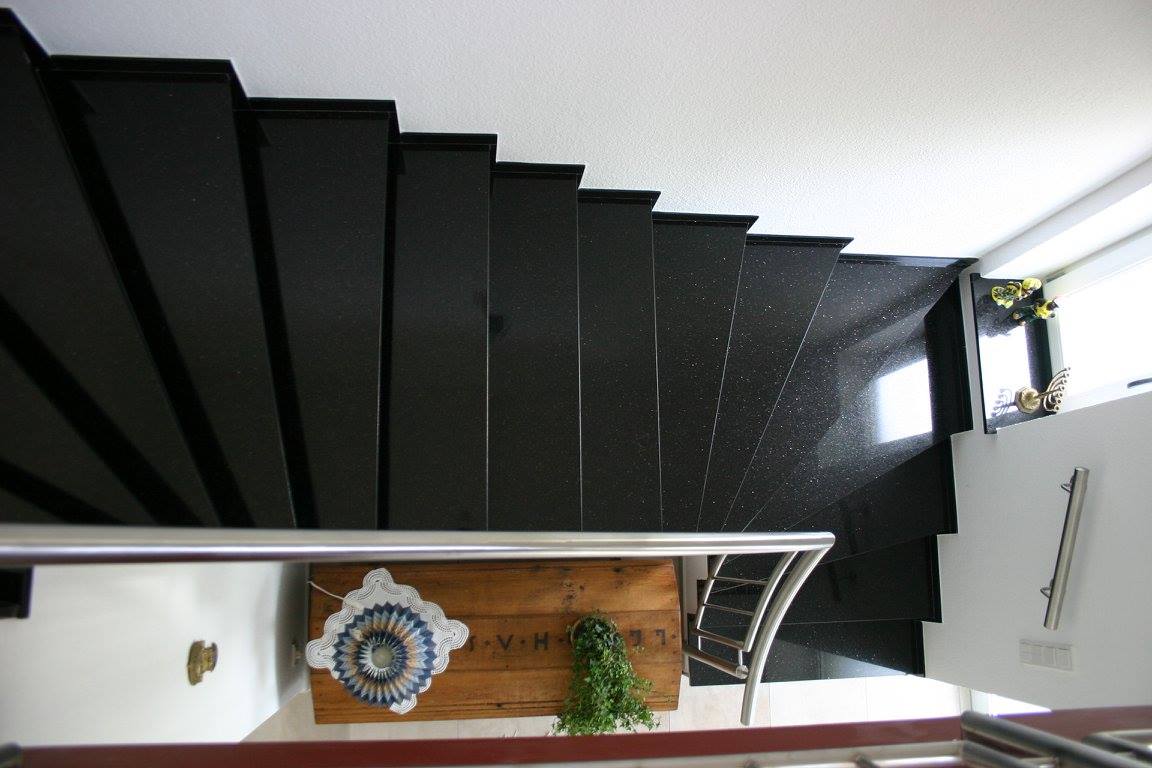 Geflieste Treppenstufen - minimalistisches Interieur